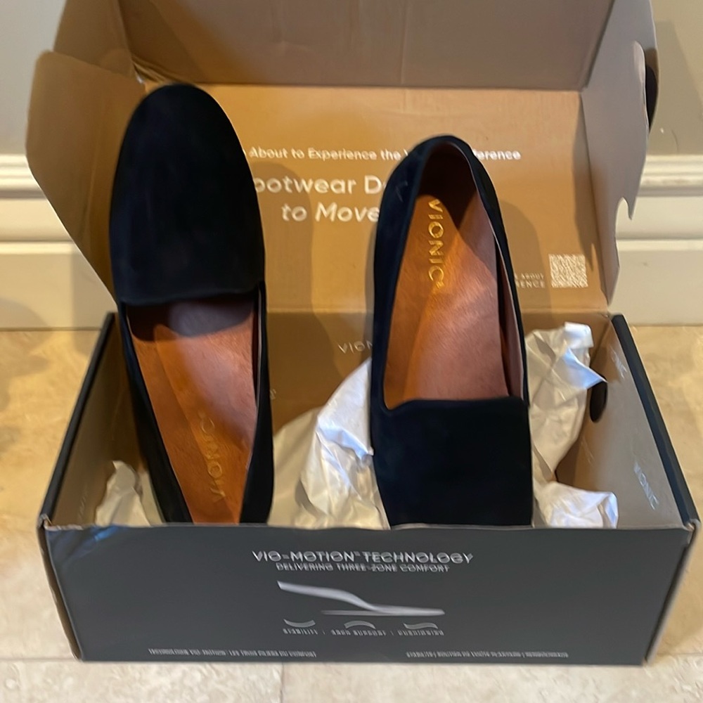 NWT Vionic Black Suede Loafer with three zone comfort sz 6.5